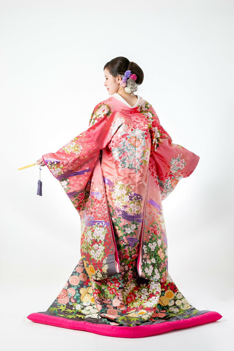 レンタル衣装 YUI婚ブライダルの色打掛 レンタル 打掛 ピンク グレー 色掛下 白無垢 フルセット 和装 和婚 前撮り 花嫁衣装 花嫁衣装セット 婚礼衣装 婚礼 ウェディング 高級 貸衣装 衣装レンタル 送料無料 前撮り 写真撮り 神社婚 お色直し 【iro004 裾グレー花流水】｜アングル3