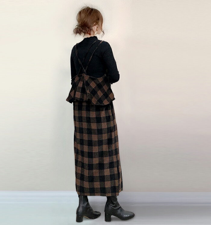 ゆったり ジャンパー スカート 4 U Uの 夏服は レディース 年齢を 感じさせにくい 美しくお 腹を カバー し 着 痩せ 効果の ある ストライプ Tシャツと サスペンダー スカートの ツーピース スーツが セットに なっています。