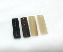 水牛アクセサリーパーツ、ぶらさがり(処分品)。長さ35m/m・幅11m/m、・厚み2.5m/m・紐穴2m/m・長方形型。左より、黒(天然色)・茶(天然色)・ベー...