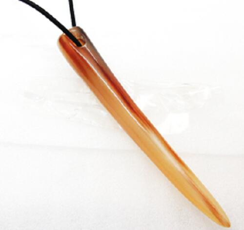 水牛アクセサリーパーツ・97mm、角トップ97。金運の赤（天然色）・木口13×13m/m。紐穴の径5m/m・紐穴の..