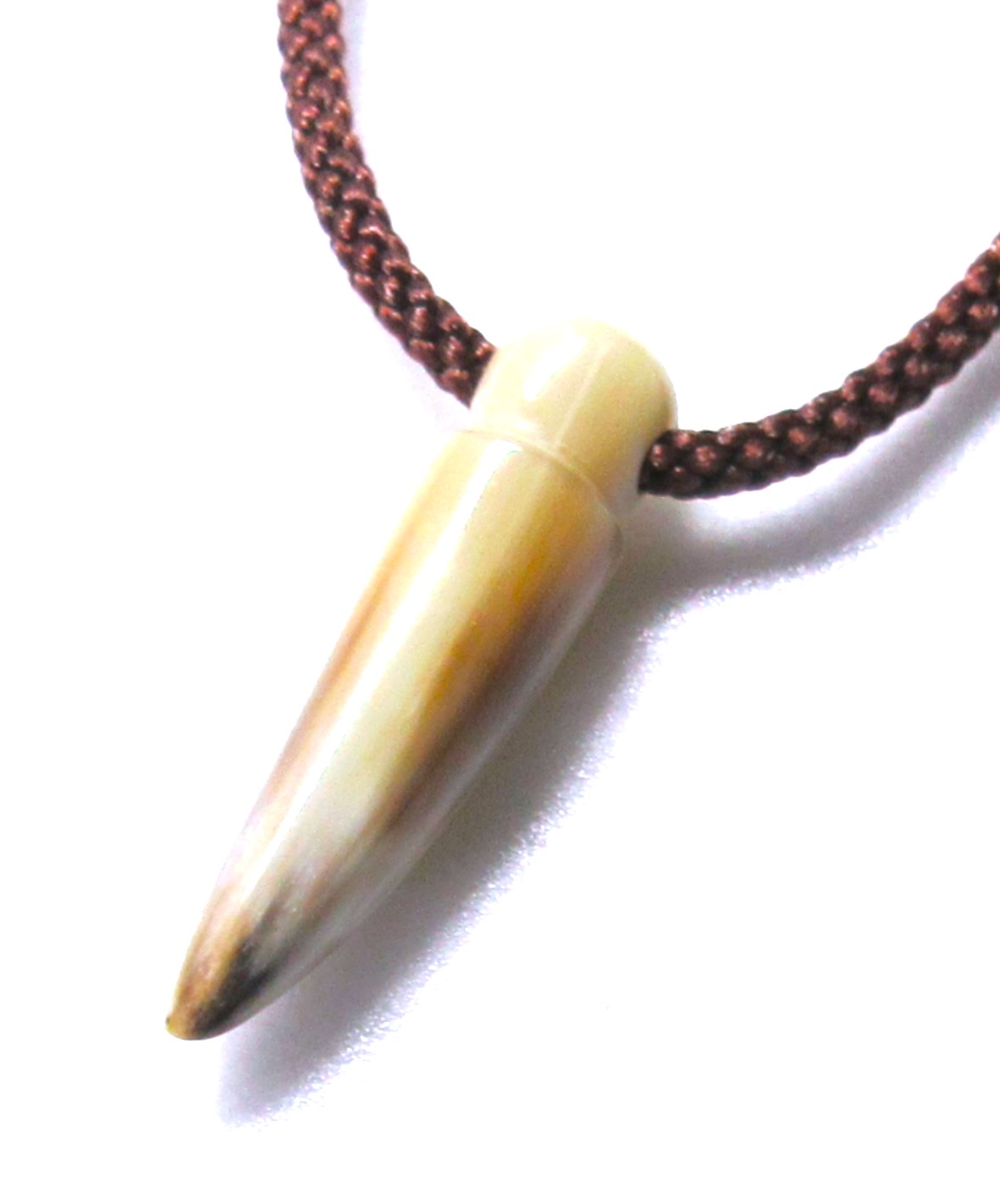 水牛アクセサリーパーツ、角トップ（こけし型）。欧亜の響（天然色）・長さ48.54m/m・紐穴の径4m/m。紐は付いていません。日本製。ゆうパケット便。