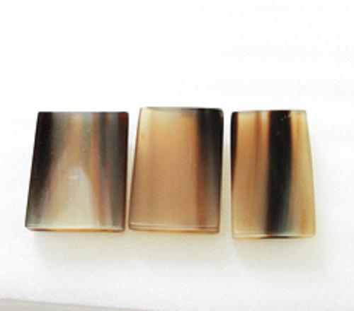 水牛アクセサリー材料、水牛板材。ブロンド系白黒（天然色）・研磨済・縦22m/m・横左より25・23・21m/m..