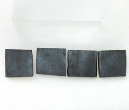 水牛（角）アクセサリー材料、薄板（鋸師の板）2.5。プロ用（業務用）。大きさ25×25mm・厚み2.5mm・黒..