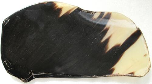 水牛板材。ノギ入特上白黒（天然色）・長さ175m/m・幅100～88m/m・厚み2.5～6m/m・本オランダ水牛角板。三つの画像は同一のものです。日本製（小山交易株式会社自社工場研磨処理加工製）。ゆうメール便。