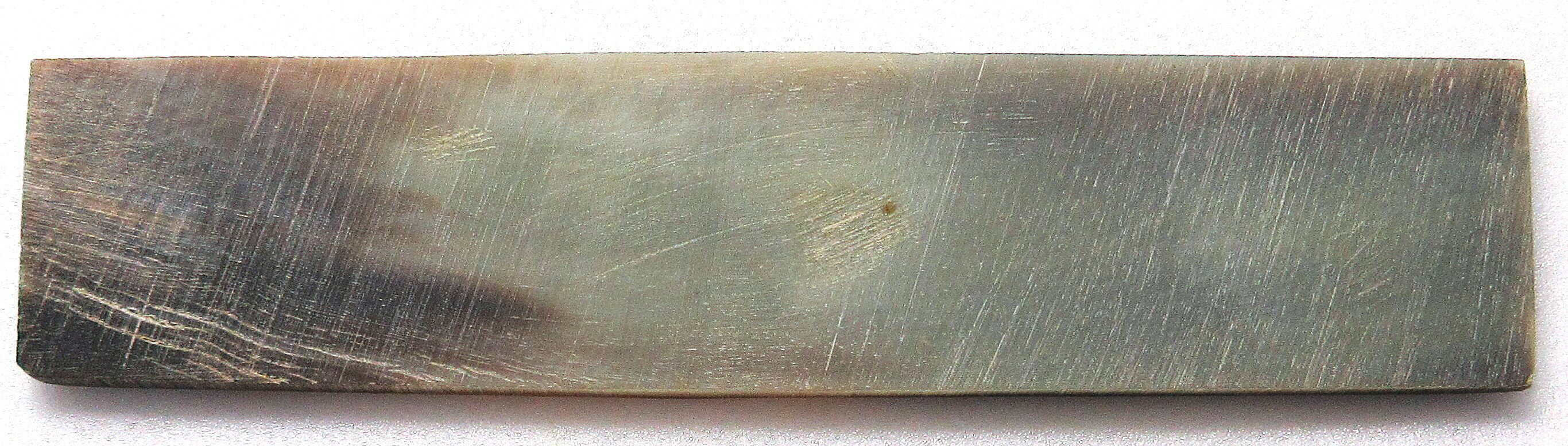 水牛板材。長尺。薄茶（天然色）。プロ用（業務用）。長さ約160m/m・幅約36m/m・厚み約6m/m。二つの画像は同一のものです(表面と裏面）。加工方法在中。日本製。ゆうメール便。