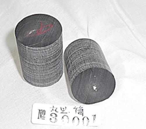 水牛工芸材料、円筒型筒25。黒（天然色）・直径25mm、長さ35mm。多用途材・本水牛・芯持ち材。2個（セット）の価格。日本製。ゆうメール便。