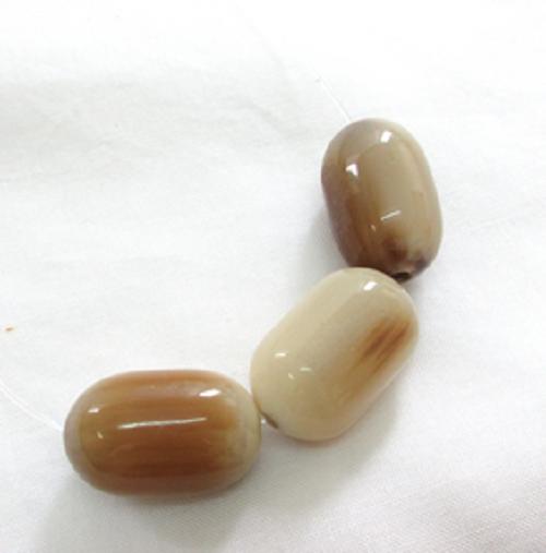 水牛アクセサリーパーツ、なつめ玉・直径15mm。極上薄茶（天然色）。直径15m/m・長さ25m/m・紐穴の径2.5m/m・芯持ち。3個（セット）の価格。紐穴の径、2.5m/m・3m/m・4m/mより選択下さい。日本製。ゆうメール便．