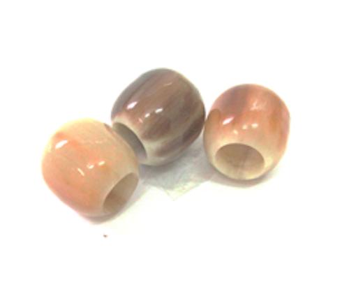 水牛(角)紐止18、円（まどか）。特注品。特上色物（天然色）・直径18m/m・長さ17.5m/m・芯持ち（芯抜き)技方・紐穴10mmの貫通穴。3個（セット）価格。日本製。ゆうパケット便。