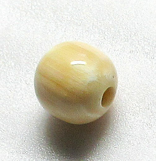 開運グッツ、水牛角玉。丸玉・直径15mm。極上乳白色（天然色）。ロクロ師の玉。紐穴4m/m貫通・芯持ち・本オランダ水牛。日本製。ゆうメール便。