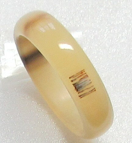 開運グッズ、水牛指輪・26号。大きなサイズ。縁起のよい粘りの髭、三色（天然色）。外径28m/m・内径21m/m（25号）・幅5.5m/m・厚み3m/m。三つの画像は同一のものです。日本製。ゆうパケット便。