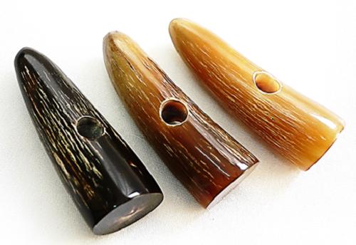 水牛（角）ダッフル（トグル）ボタン40。特注品（一つ穴）。長さ40m/m・紐穴の径6m/m。左より、黒（天然色）・茶（天然色）・薄茶（天然色）。1個の価格です。日本製。ゆうメール便。のサムネイル