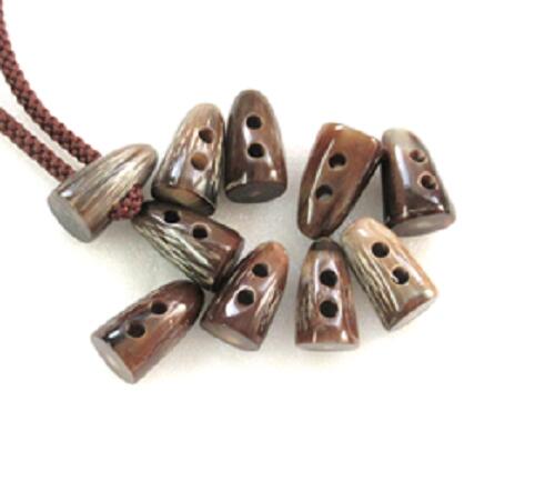 水牛ダッフルボタン・25mm。特上濃茶（天然色）。10個（セット）の価格。二つ穴（穴の径4m/m）・長さ25m/m・切り口14×13.5m/m。日本製。ゆうメール便。