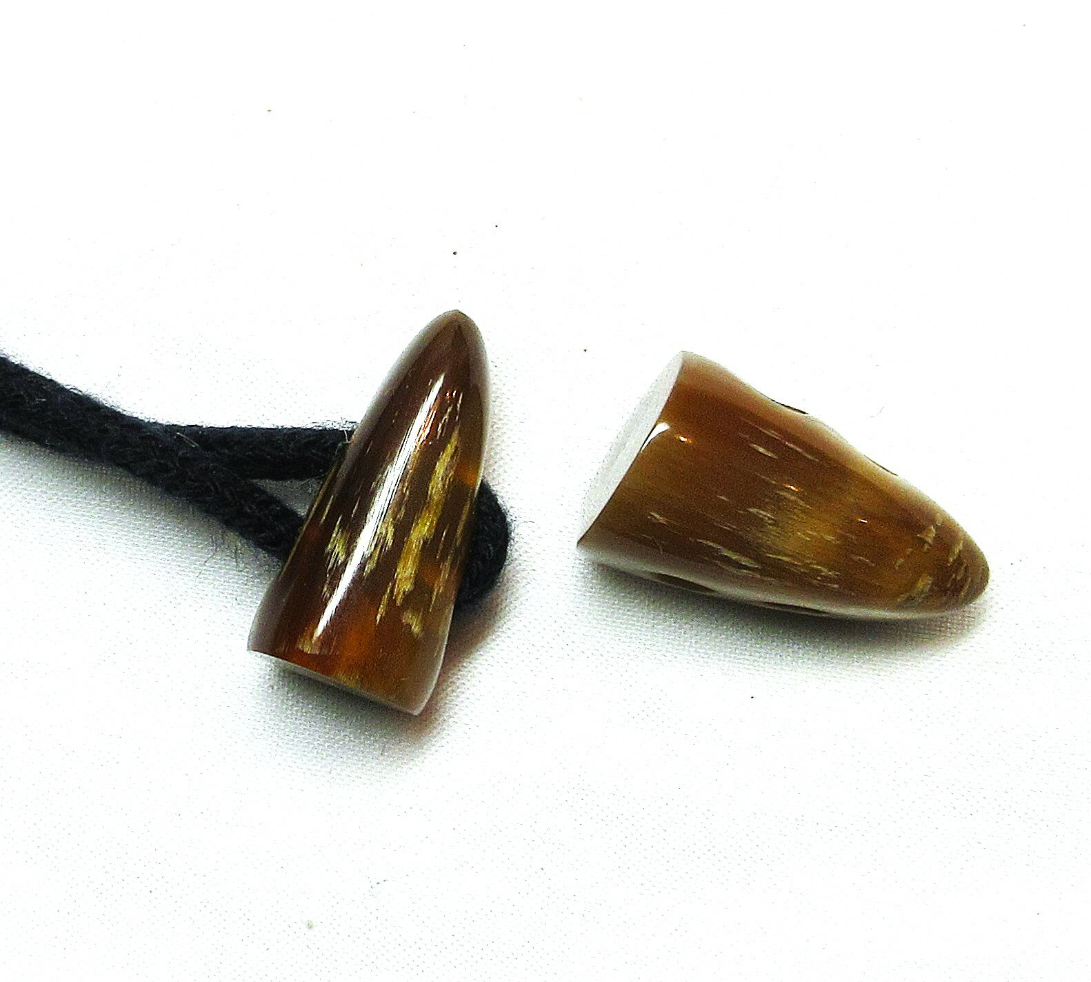 水牛ダッフルボタン・25mm。特上茶（天然色）・二つ穴（紐穴の径4m/m）・本オランダ水牛角。紐は付いて..