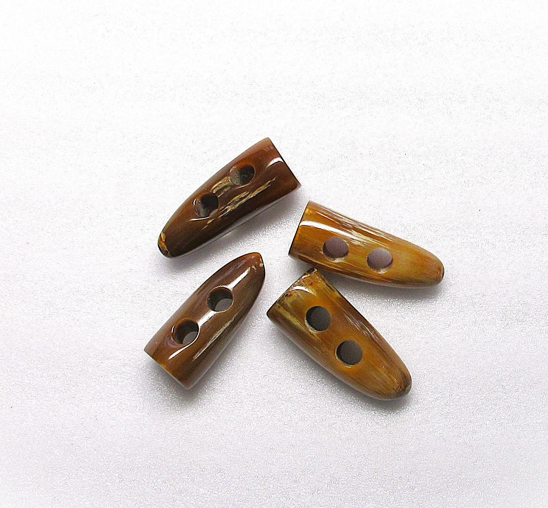 水牛ダッフルボタン。特上茶（天然色）・長さ30m/m・中細・鏡磨き・二つ穴（紐穴の径5m/m）・本オラン..