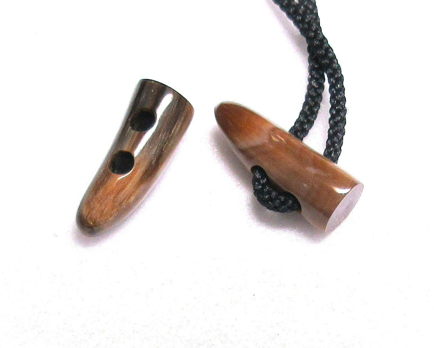 水牛ダッフルボタン35。特上茶（天然色）・長さ35m/m・中細・鏡磨き・二つ穴（紐穴の径5m/m）・本オラ..