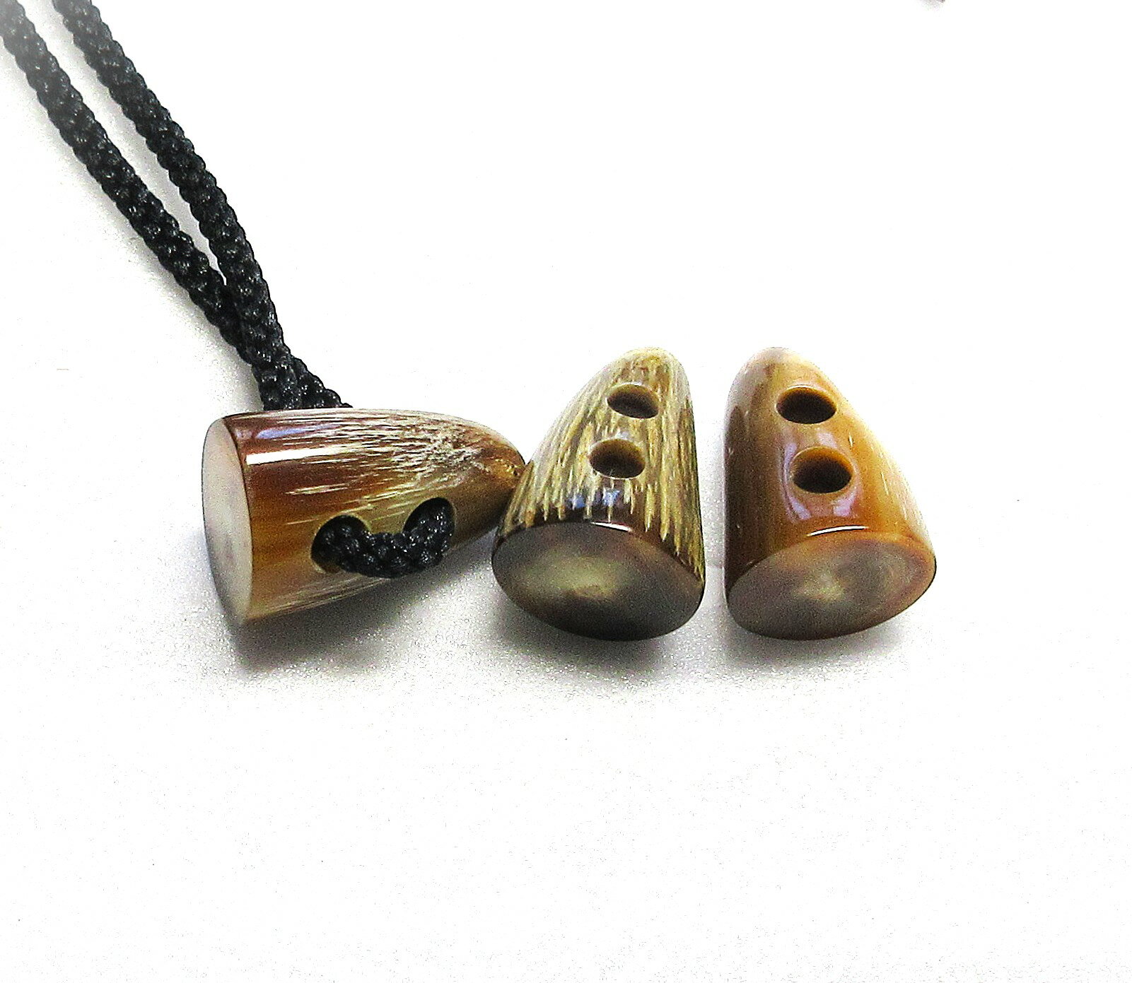 水牛ダッフルボタン30。特上茶（天然色）・長さ30m/m・太目・鏡磨き・二つ穴（紐穴の径5m/m）・本オラ..