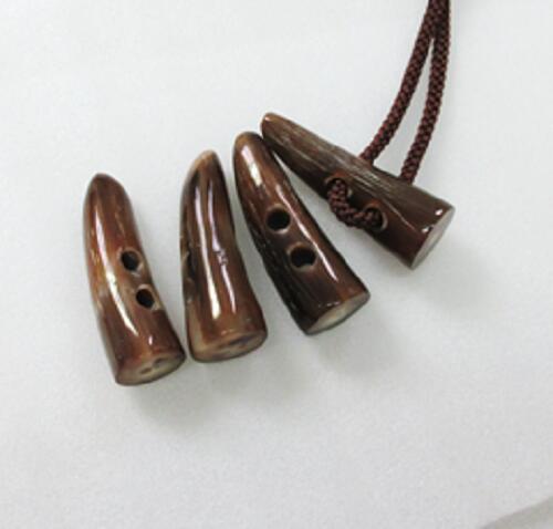 水牛ダッフルボタン・55mm。4個（セット）の価格。特上茶（天然色）・長さ55m/m・木口約19×18m/m・二つ穴（紐穴の径6m/m）。日本製。ゆうメール便。