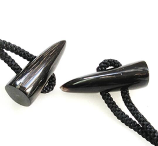 水牛ダッフルボタン・50。黒(天然色）・長さ50m/m・二つ穴（穴の径6m/m）・鏡磨き。1個の価格です。紐..