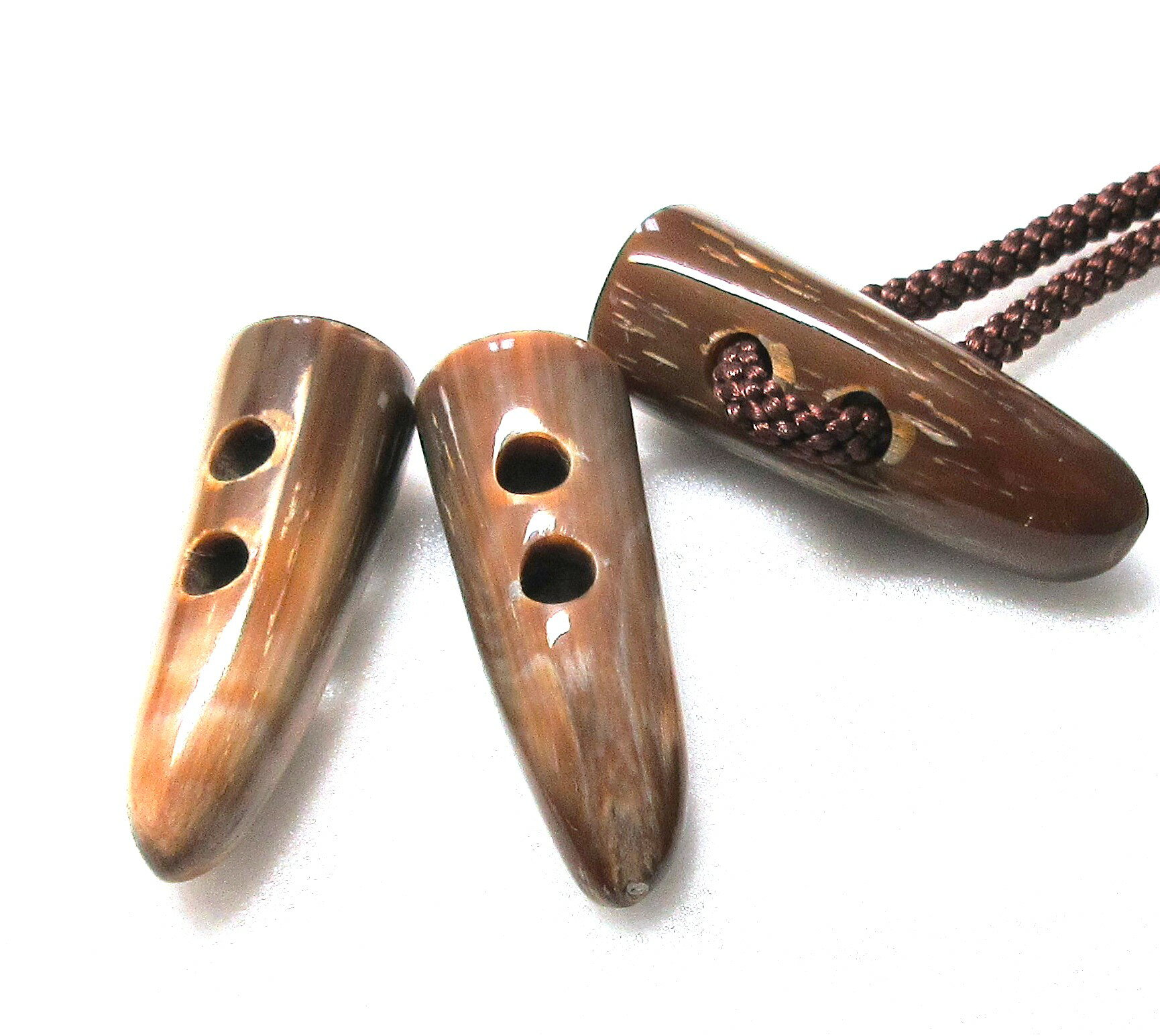 水牛ダッフルボタン・50mm。特上茶（天然色）。3個（セット）の価格。長さ50m/m・二つ穴（紐穴の径6m/m）・本オランダ水牛。日本製。ゆうメール便。