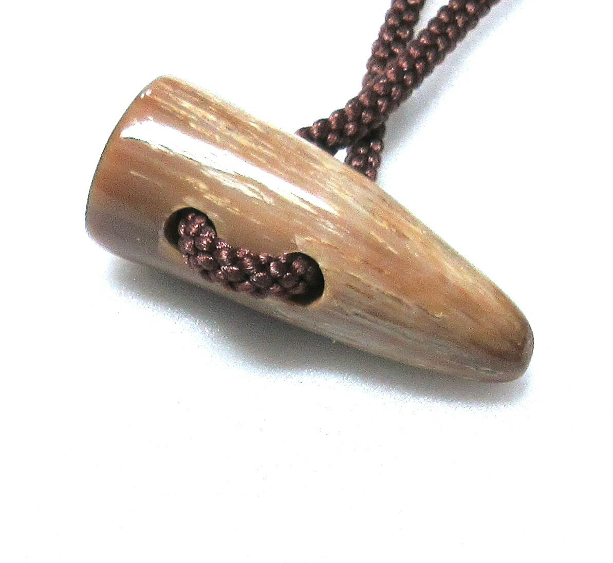 水牛ダッフルボタン・50mm。特上茶（天然色）。長さ50m/m・二つ穴（紐穴の径6m/m）・本オランダ水牛角..