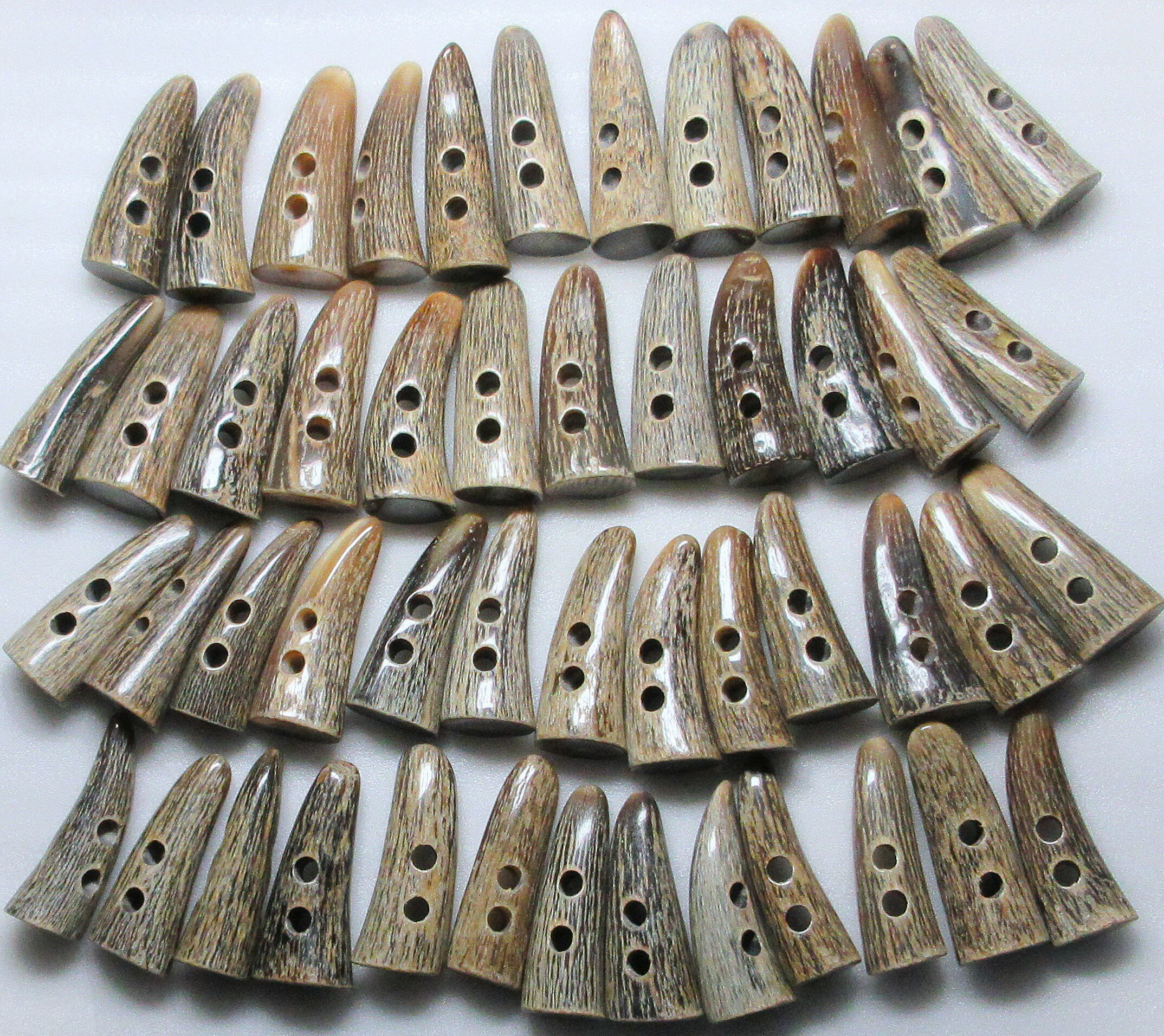 水牛ダッフルボタン・50mm。50個の価格。霜降りミックスカラー（天然色）・二つ穴（紐穴の径6m/m）・鏡..