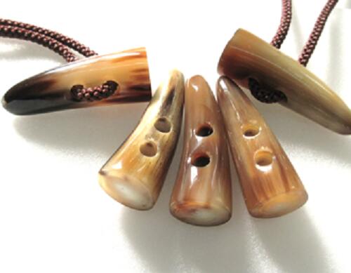 水牛ダッフルボタン・55mm。5個(セット）の価格。特上薄茶（天然色）・長さ55m/m・二つ穴・紐穴の径6m/m。日本製。ゆうメール便。