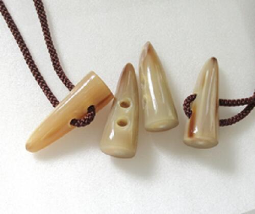 水牛ダッフルボタン・55mm。4個（セット）の価格。特上ベージュ（天然色）・長さ55m/m・二つ穴（紐穴の径6m/m）・本オランダ水牛角。二つの画像は同一のものです。紐は付いていません。日本製。ゆうメール便。