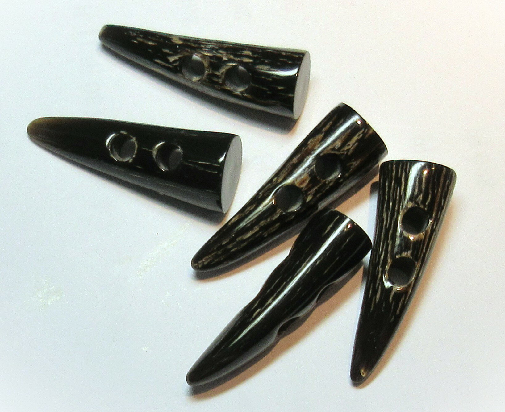 水牛ダッフルボタン・50mm。細身。黒（天然色）。5個（セット）の価格。長さ50m/m・二つ穴（紐穴の径6m..