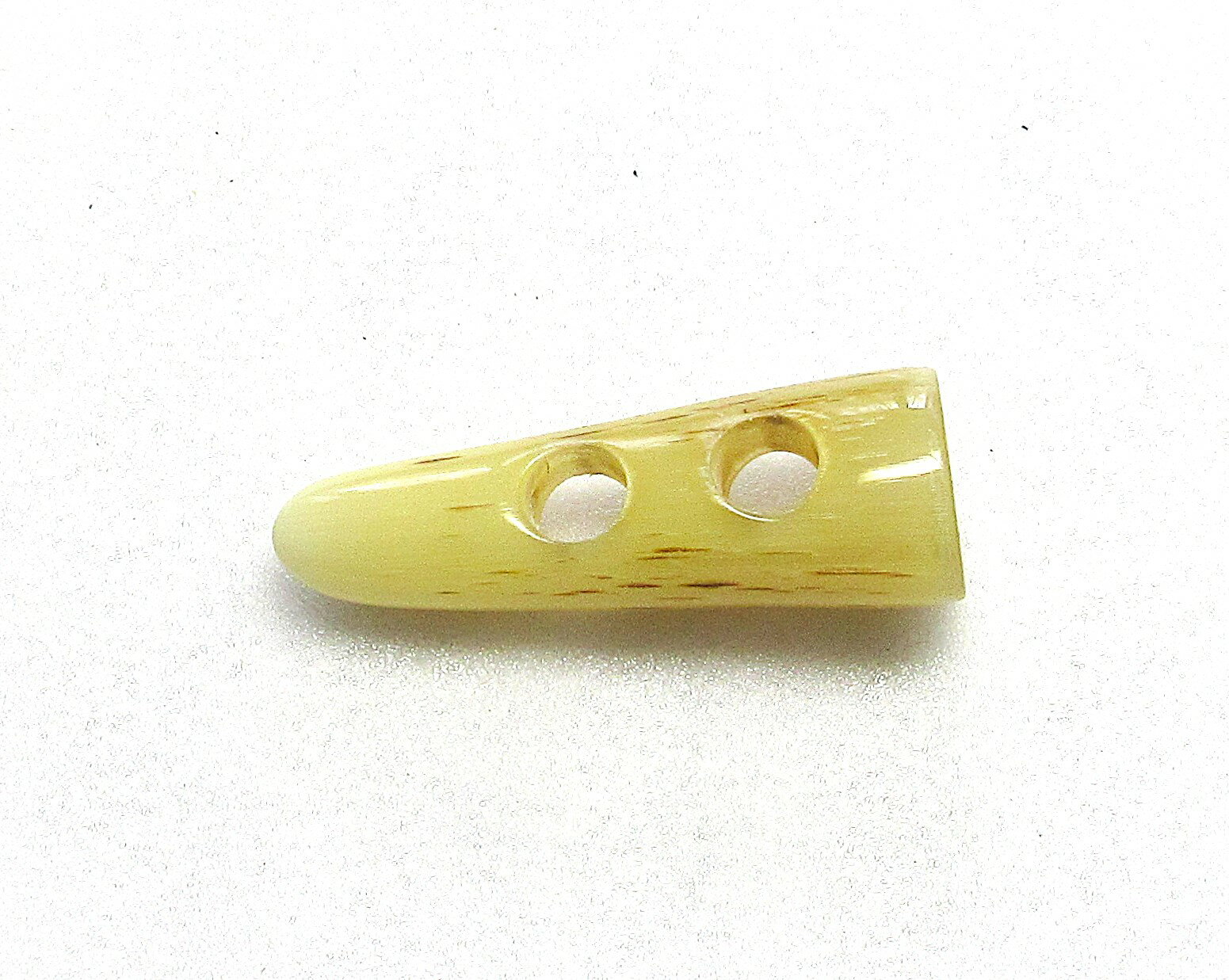 水牛ダッフルボタン・細身。特上白（天然色）。長さ40m/m・二つ穴（紐穴の径6m/m）・本オランダ水牛角..