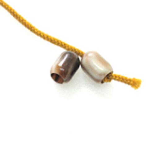 水牛（角）紐止10.5、なつめ（小）。2個（セット）の価格。特上茶（天然色）・直径10.5m/m・長さ15m/m・芯持ち・二段紐穴の径（入り口6.5m／m・出口4m／m）・本オランダ水牛角。二つの画像は同一のものです。日本製。ゆうパケット便。