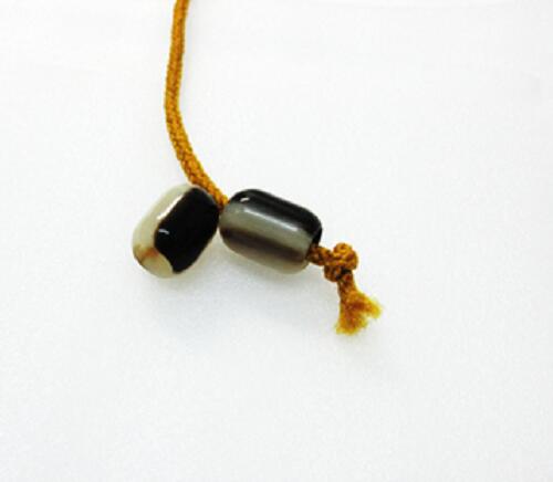 水牛（角）ボタン、紐止10.5。なつめ（小）。特上白黒（天然色）・直径10.5m/m・長さ15m/m・芯持ち・二段穴、紐穴の径（入り口6.5m／m・出口4m／m）・本オランダ水牛。2個（一対）の価格。三つの画像は同一のものです。紐は付いていません。日本製。ゆうパケット便。