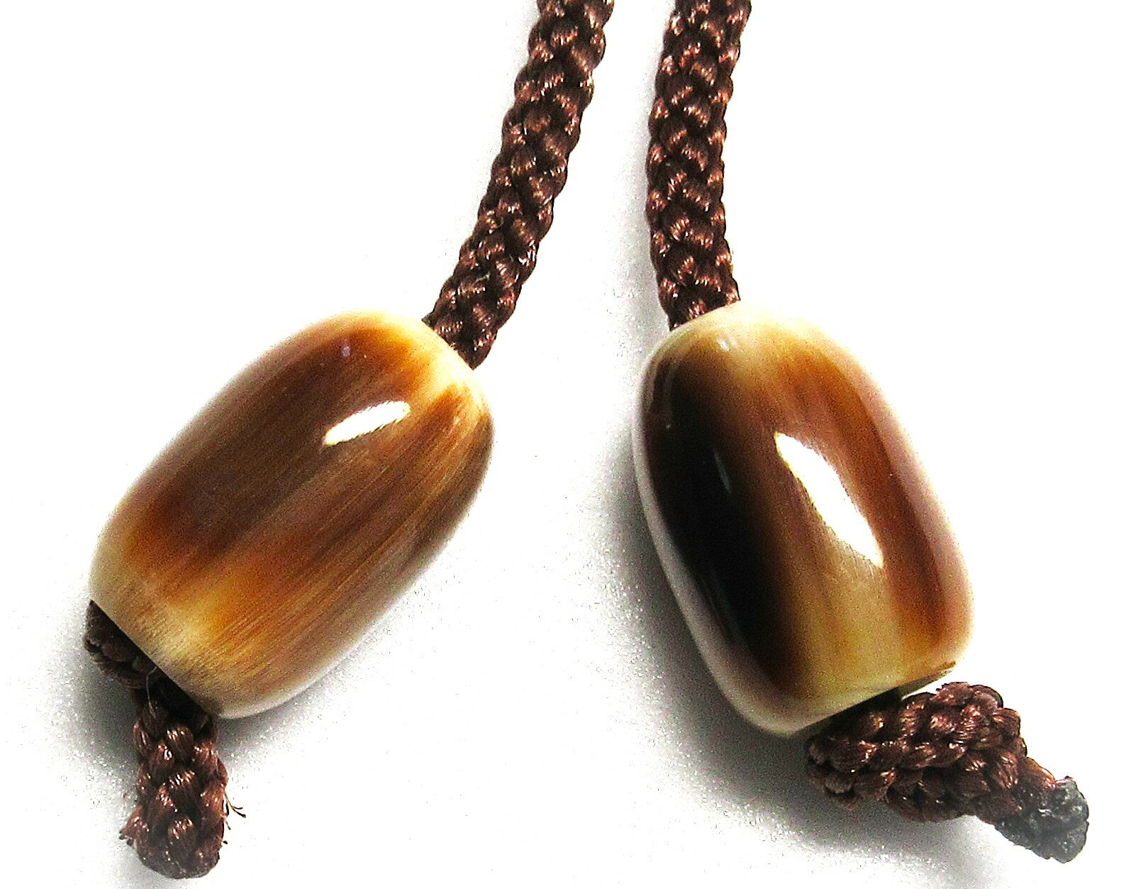 水牛（角）紐止15、なつめ型（大）。特上茶（天然色）・直径15m/m・長さ23m/m・芯持ち（芯抜き技法）・二段穴、紐穴の径（入り口8.5m/m・出口5m/m）・2個（一対）の価格。紐は付いていません。日本製。ゆうパケット便。