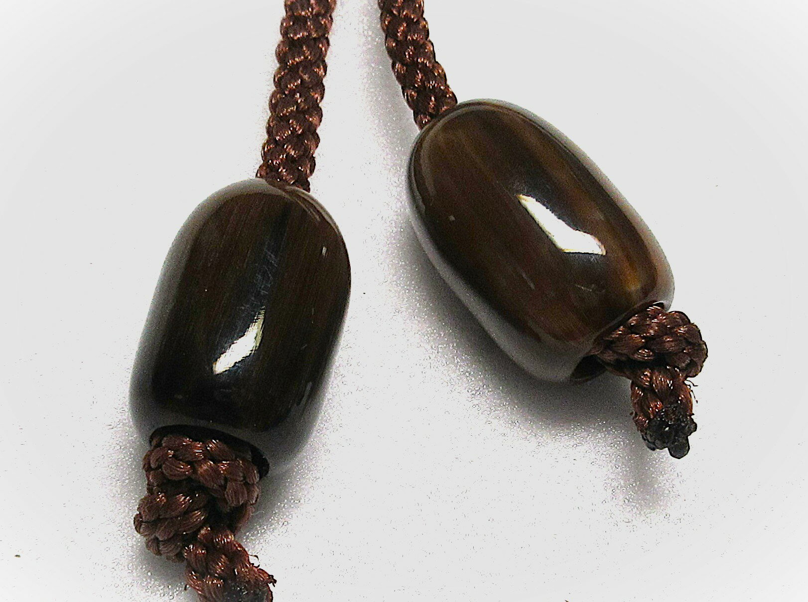 水牛（角）紐止15、なつめ型（大）。特上濃茶（天然色）・直径15m/m・長さ23m/m・芯持ち（芯抜き技法）・二段穴、紐穴の径（入り口8.5m/m・出口5m/m）・2個（一対）の価格。紐は付いていません。日本製。ゆうパケット便。