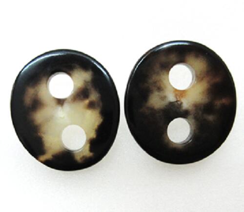 水牛(角)ボタン、紐止28。ブタ鼻（小判型）。特上白黒（天然色）・直径28m/m・二つ穴（紐穴の径6m/m）・厚み4m/m・芯持ち。2個（一対）の価格。紐は付いていません。日本製。ゆうメール便。