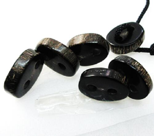 水牛紐止、天然皮付き・直径30mm。黒（天然色）。6個（セット）の価格。直径30m/m・厚み6m/m・二つ穴・紐穴の径6m/m。紐は付いていません。日本製。ゆうメール便。