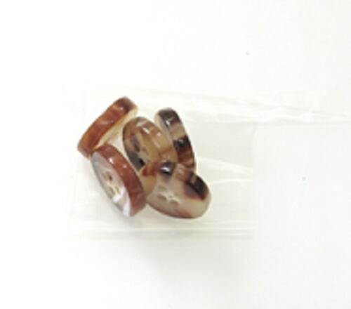 水牛ボタン・18mm、天然皮付。特注品（四つ穴）。特上薄茶（天然色）。5個（セット）の価格。直径18m/m・厚み約4m/m・紐穴の径2.5m/m・芯持ち。日本製。ゆうメール便。