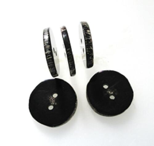 水牛ボタン・28mm、天然皮付き。5個（セット）の価格。特上黒（天然色）・厚み4m/m・二つ穴・芯持ち。日本製。ゆうメール便。