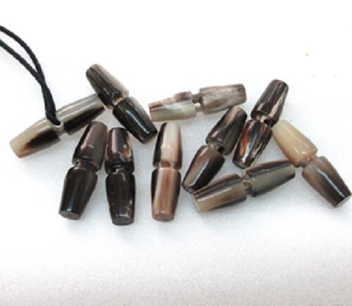 水牛ボタン・9×30mm、槍型。特上濃茶（天然色）。10個（セット）の価格。長さ30m/m・直径9m/m・一つ穴・紐穴の径3m/m・本オランダ水牛の角。紐は付いていません。日本製。ゆうメール便。