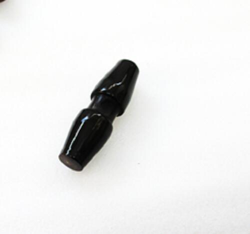 水牛ダッフルボタン・長さ40mm、槍型。黒（天然色）。直径12m/m・紐穴の径5.5m/m。二つの画像は同一のものです。日本製。ゆうメール便。