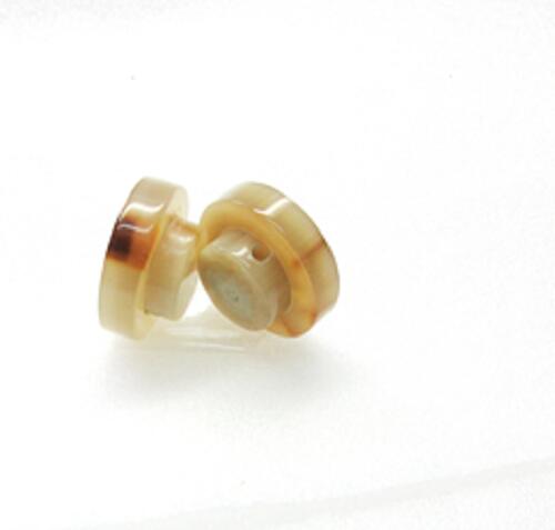 水牛角ボタン、足付ボタン22。特上一天赤（天然色）・直径22m／m・厚み9m／m（胴部5m／m・足部4m／m）..