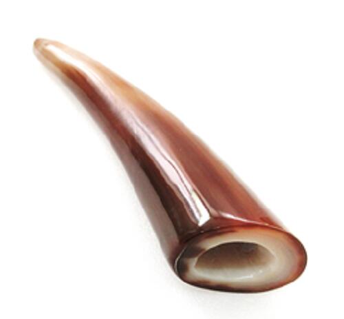 本オランダ水牛角、看板角。富貴な赤（天然色）・長さ約13.6cm前後・切り口37×26m/m・内径20×15m/m・重さ約52g・本オランダ水牛角。二つの画像は同一のものです。加工方法在中。日本製。宅配便。