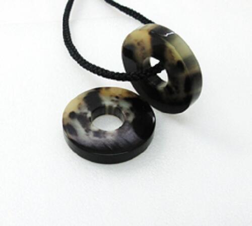 水牛アクセサリーパーツ、リング＆ストーン型。白黒ブチ（天然色）。2個（セット）の価格。外径36m/m・..