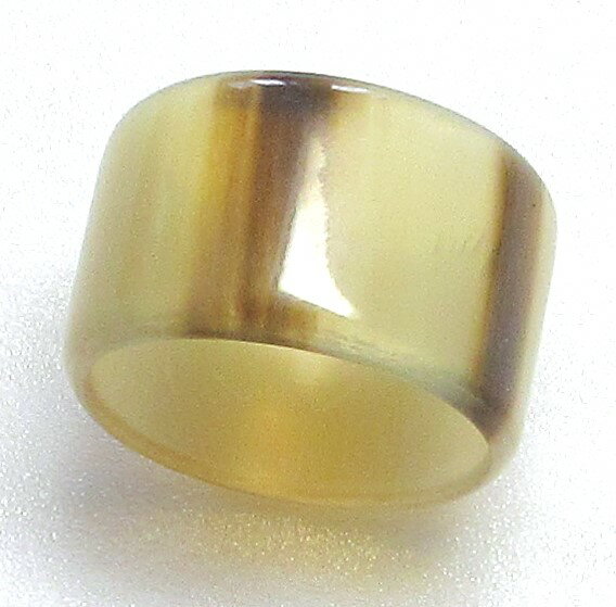 水牛リング、スカーフリング。外径約30m＼m・内径約25.5m＼m・ブロンド系白黒（天然色）・幅18m＼m。日本製。ゆうメール便。