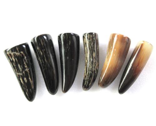 水牛アクセサリー材料・角トップ。ミックスカラー（天然色）・鏡磨き・長さ40mm。6個（セット）の価格..