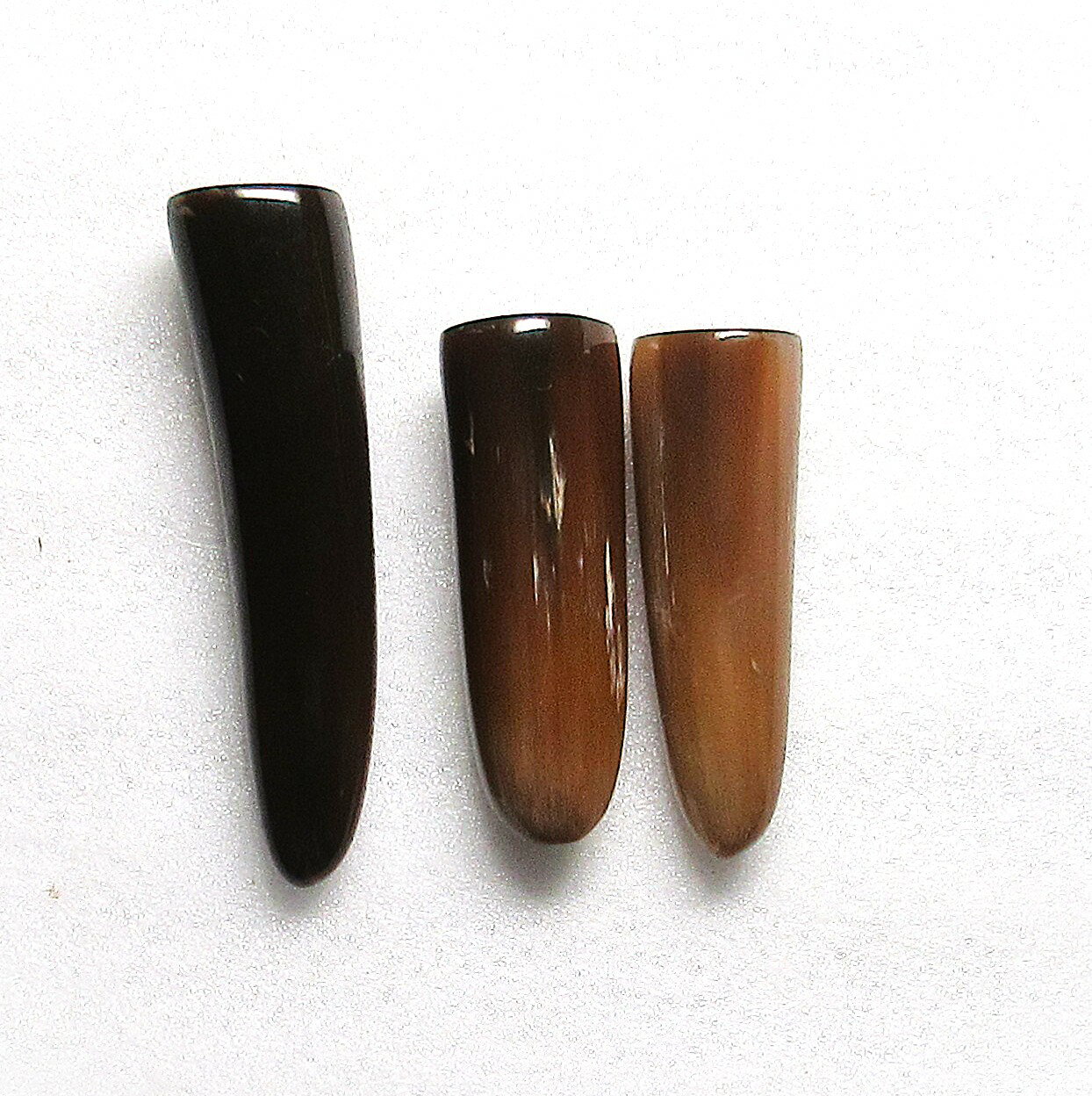 水牛アクセサリーパーツ、角トップ(鏡磨き)。茶系(天然色)・長さ(52・40・40mm)・直径14mm3個。3個(セット)の価格。二つの画像は同一のものです。加...