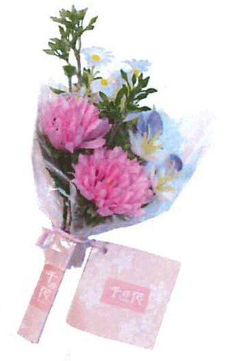 ■お仏壇花立用のかわいい造花です。 【美しいデザイン】 業界初の「三角システム」の採用で花瓶に入れなくてもまるで「花束」のように見え、 そのままでもお飾りいただけます。 【お花の一番きれいなときをそのままに】 瑞々しい可憐なお花の最も美しい瞬間をかたちにしました。 【忙しい毎日にも】 お花を買いに行く時間がなくてもずっと綺麗が続きます。 水換え、お手入れが不要なので毎日忙しい方におすすめです。 【かわいいコンパクトサイズ】 小さな家具調仏壇にもぴったり。 ●サイズ ： 全長約18cm × 巾約9cm （三角ステム長さ　6cm） 仏具 なら『線香・ろうそく・仏具の小澤佛具店』にお任せくださいお仏壇用・仏花造花 【千の花】 お仏壇花立用のかわいい造花です。 お花のいちばん 綺麗なときをそのままに 瑞々しい可憐なお花の 最も美しい瞬間をかたちにしました。 ■美しいデザイン 業界初の「三角システム」の採用で 花瓶に入れなくてもまるで「花束」のように見え、 そのままでもお飾りいただけます。 「三角システム」 ： 花束の根元が三角にまとまっています。 ■忙しい毎日にも お花を買いに行く時間がなくてもずっと綺麗が続きます。 水換え、お手入れが不要なので 毎日忙しい方におすすめです。 ■花立は 花立【しずく】 —陶器製小型花立— （花立の高さは約9.5cm） ※写真の花立は付属しておりません。 仏花【千の花】 （小）ポンポン 仏花【千の花】 （大）ラナンキュラス 仏花【千の花】 （大）ポンポン 小さな家具調仏壇やペットメモリアルにもぴったりです。