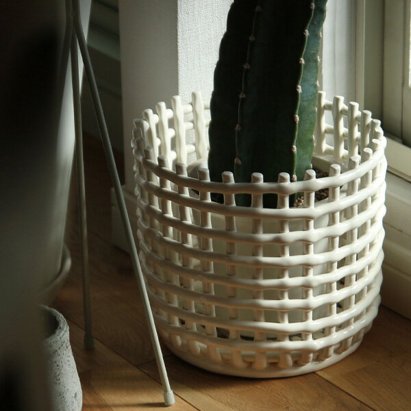 【国内在庫あり】ferm LIVING (ファームリビング) Ceramic Basket (セラミックバスケット) Large オフホワイト/カシミア 北欧/ポット/鉢カバー/かご/小物収納/インテリア/日本正規代理店品