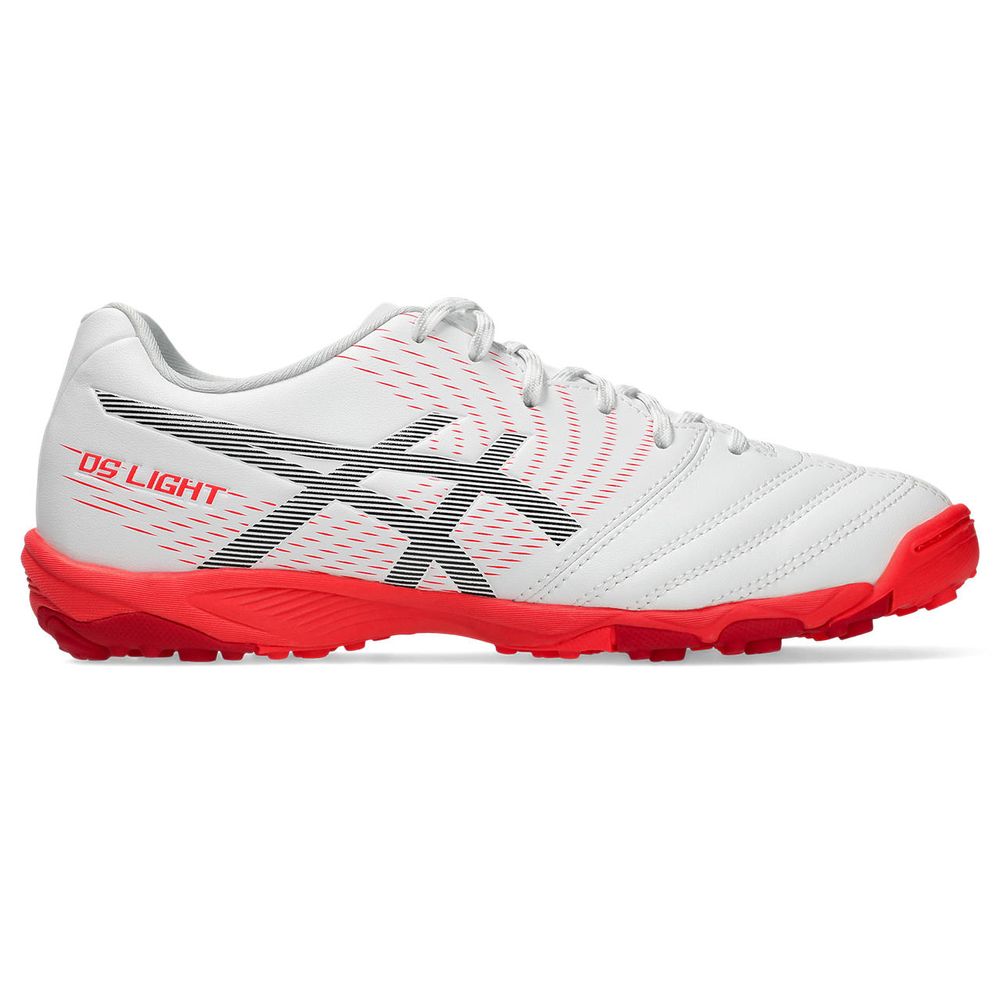 WHITE-FLASHRED(103) メーカー希望小売価格はメーカーカタログに基づいて掲載しています。 アッパーにはマイクロファイバー人工皮革を採用し、やわらかくジュニアの足を包み込む。履き口周りにやわらかいメッシュ材を採用し、ジュニアプレーヤーの求める快適な足入れを追求。このスパイクは、DS LIGHT X-FLY 6と同様のフィット感をもち、パフォーマンスの向上をサポートします。アッパー前足部にSILKYWRAPを採用し、優れたフィット感を追求。さらに、fuzeGELテクノロジーが、ストップやスタート時の衝撃を軽減し、長時間のプレーでも足への負担を軽減するよう設計されています。 商品説明 ：●素材：インナーソール素材：合成樹脂/取り替え式 アウターソール：ゴム底：●サイズ補足：STANDARD：●対応インソール：適合する別売中敷：1104A027/サッカー中敷 ジュニアGS：サイズ：19.0・20.0・20.5・21.0・21.5・22.0・22.5・23.0・23.5・24.0・24.5 アシックス asics サッカー シューズ サッカーシューズ DS LIGHT JR GS TF 2026新製品