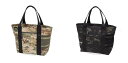 CAMOBLACK-CAMO メーカー希望小売価格はメーカーカタログに基づいて掲載しています。 利便性の高いATHLETE TOTE BAGをベースに、軽量・強度・耐水性に優れた高機能素材CORDURA X-PACRを採用したハイスペックモデルです。 カモフラージュ柄は、サンドベージュとブラックの2色展開となります。防水性を高める裏面ラミネート加工は独自の張りを持ち、型崩れを防ぎます。 背面に大型のクーラーポケットがついています。オプションで作成したエンブレムワッペンを本体ベルクロに装着できます。内装には消臭効果(※1)があるblueeq織りネームと衝撃吸収と伸縮性を兼ね備えたネオプレーン素材のポケットを装備しています。 スポーツシーンはもちろんアウトドアからタウンまで、ユーザーの数だけ用途が広がるトートバッグです。 *資材の裁断箇所により、写真とは見え方が異なりますのでご了承ください。 商品説明 素材：X-PAC　CORDURAサイズ：W38 × H37 × D19mm / 30L機能：クーラーポケット / 消臭ネーム blueeq ブルイク テニス バッグ・ケース テニスバッグ・ケース ATHLETE TOTE BAG アスリート トートバッグ 30 2022新製品