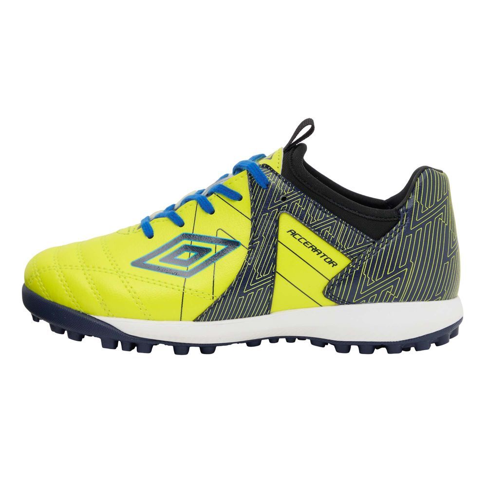 YELLOW-NAVY-NAVY(YLNV) メーカー希望小売価格はメーカーカタログに基づいて掲載しています。 『ACCERATOR』シリーズのスターター/ステップアッププレーヤー向けシューズ。日本国内企画のワイドラスト。アンブロが持つフィッテイングサポートファンクションのAフレームをグラッフィクデザインで表現。インステップキック時のインパクトを意識しやすいプリント加工を採用。104本のラバースタッドでグリップし、屈曲性を考慮したアウトソールを採用。Aフレームパーツを採用。アッパー材全体に耐久性のある合成皮革を採用。クッション性と反発性を考慮したインジェクションEVAをミッドソールに採用。取り外し可能なEVAカップインソール。約155g(19.0cmで計測) 商品説明 素材：合成皮革/合成繊維 、ゴム底機能：ワイドサイズ：16.0・17.0・18.0・19.0・20.0・21.0・21.5・22.0・22.5・23.0・23.5・24.0 アンブロ UMBRO サッカー シューズ サッカーシューズ アクセレイター TR JR WIDE 2026新製品